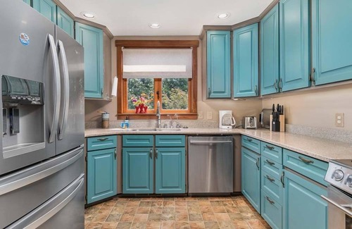Chinook House | AMAZING VIEW, Waterfront, HOT TUB, Pets OK, Enclosed Yard (Bliss)