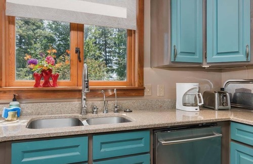 Chinook House | AMAZING VIEW, Waterfront, HOT TUB, Pets OK, Enclosed Yard (Bliss)