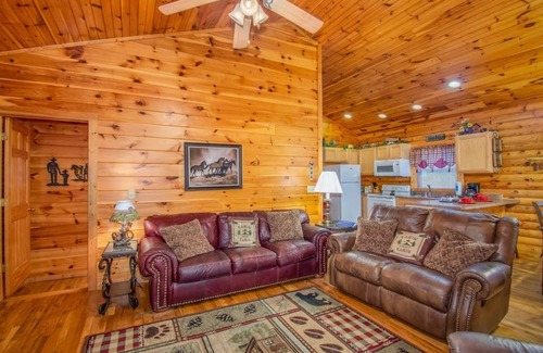 Pigeon Forge Cabin | AMAZING VIEWS! 5 minutes to parkway! GSMNP. Pigeon Forge. Hot Tub!