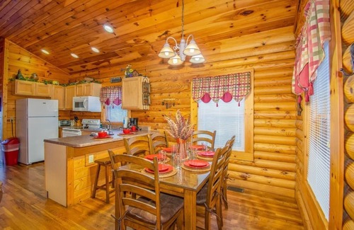 Pigeon Forge Cabin | AMAZING VIEWS! 5 minutes to parkway! GSMNP. Pigeon Forge. Hot Tub!