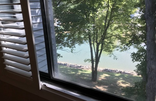 North Shore Condo | Amazing Views and Two Kayaks Ready to Use!