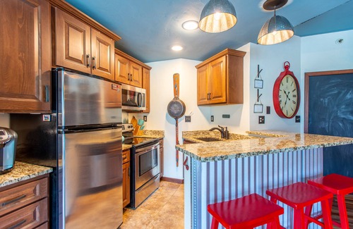 Copper Mountain Village Condo | Amazing Views, free wifi, free parking. Industrial Cozy Telemark Lodge studio