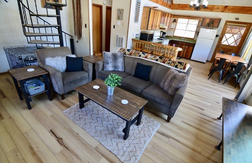 Red River Cabin | Amazing views for families with hot tub, fire pit, griddle, & more!