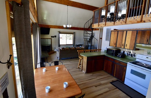 Red River Cabin | Amazing views for families with hot tub, fire pit, griddle, & more!