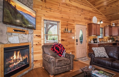 Gatlinburg Cabin | Amazing views! Great for couples & families. Near skiing in Gatlinburg