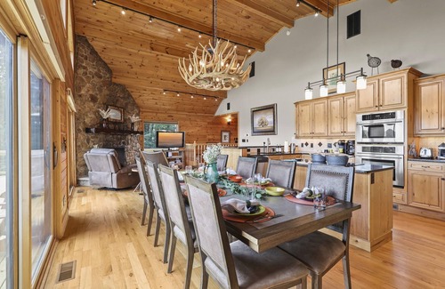 Beech Mountain Cabin | Amazing Views*HotTub*Sauna*GameRooms Dog-friendly!