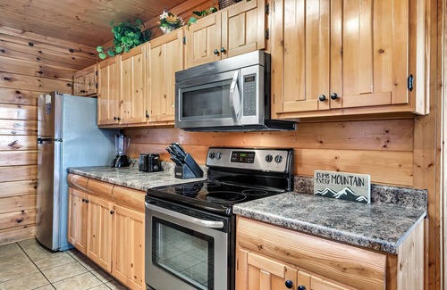 Pigeon Forge Cabin | Amazing Views! Hot tub *Game Room *3 Decks *Clean