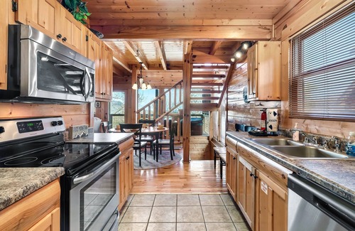 Pigeon Forge Cabin | Amazing Views! Hot tub *Game Room *3 Decks *Clean