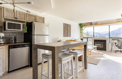 Whistler Creekside Apartment | Amazing Views, Hot tub & Slopeside