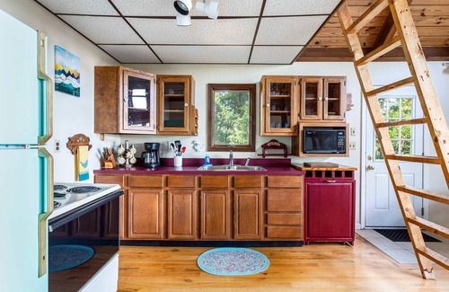 Great Cacapon Cabin | Amazing Views, Hot Tub, WiFi, Deck, & Fire Pit!