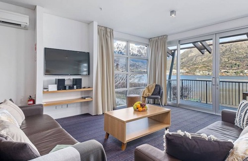 Frankton Apartment | Amazing views - Marina Quarters 206B