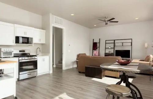 Hurricane House | Amazing VIEWS, NEW quiet home, bonus Fitness Room!