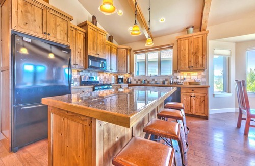Eden House | Amazing Views. Private Hot Tub. 6 bedrooms /6 bathrooms. 5 ensuite bedrooms.