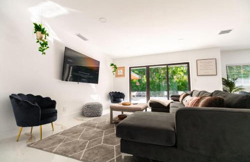 North Miami Beach Villa | Amazing Villa at Highland Lakes Boulevard BY THE GLAMHOMES