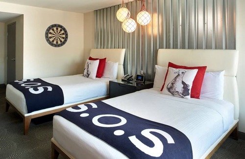 Fisherman's Wharf Hotel | Amazing Waterfront Stay - S'mores, Games & Unwinding Views | 2 Family Rooms
