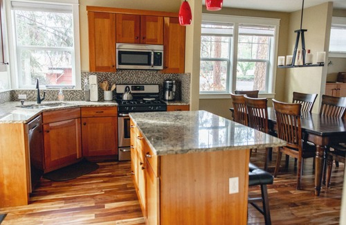 River West House | Amazing West Side * 2 King Suites * Walk Everywhere * 8 Person Hot Tub