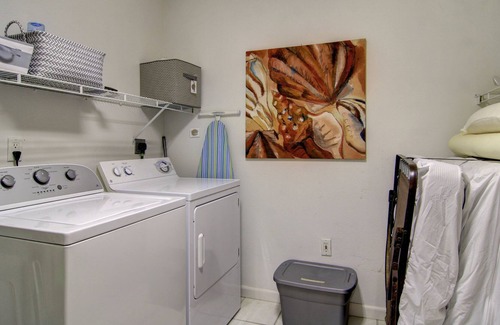 Port Aransas Condo | Amazingly updated 3 bedrm beachfront condo with community pool and beach access!