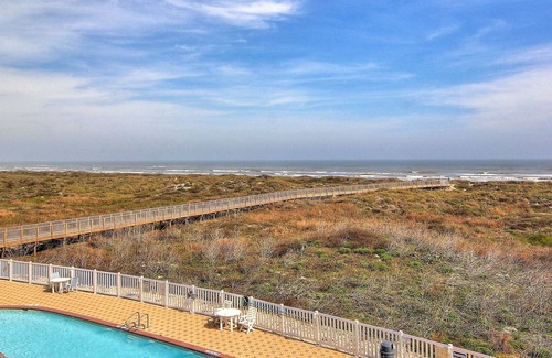 Port Aransas Condo | Amazingly updated 3 bedrm beachfront condo with community pool and beach access!