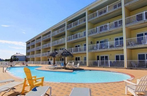 Port Aransas Condo | Amazingly updated 3 bedrm beachfront condo with community pool and beach access!