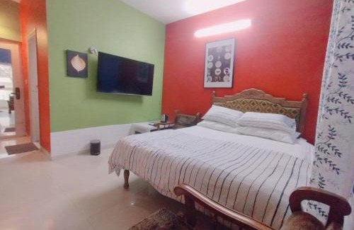 Bengaluru House | Amazistay offers Luxury room with private bathroom, balcony & 55 inch TV & shared Jacuzzi paid access, Book Lover, near Ramaiah College Hospital