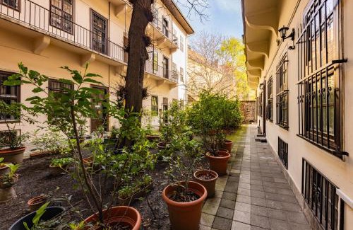 Inner City Budapest Apartment | Amber Gardenview Studios Downtown
