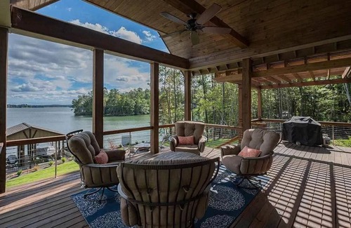 Jacksons' Gap House | Amber Skies: Tranquil Lakefront Escape. Perfect for Families and Events!