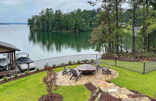 Jacksons' Gap House | Amber Skies: Tranquil Lakefront Escape. Perfect for Families and Events!