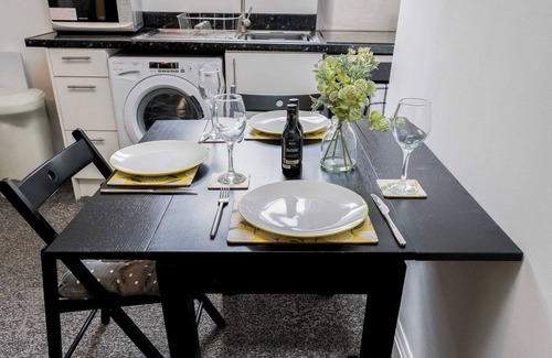 Moseley Apartment | Amber Suite Moseley Birmingham StayStaycations