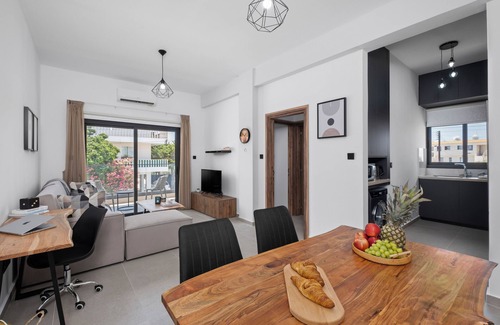 Universal Apartment | Amber Suites – Suite with Private Balcony