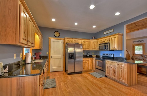 Talking Rock Cabin | Amber Sunsets dazzles with panoramic views, hot tub luxury, a custom firepit, screened porch, pool table, and pet-friendly hospitality!