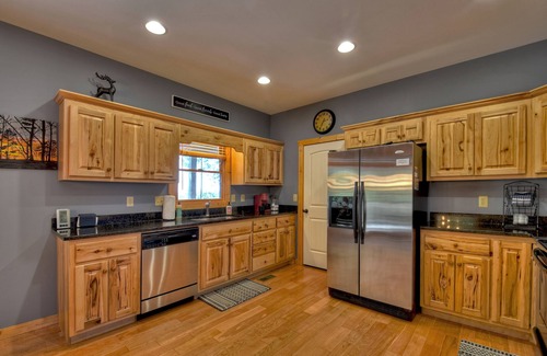 Talking Rock Cabin | Amber Sunsets dazzles with panoramic views, hot tub luxury, a custom firepit, screened porch, pool table, and pet-friendly hospitality!