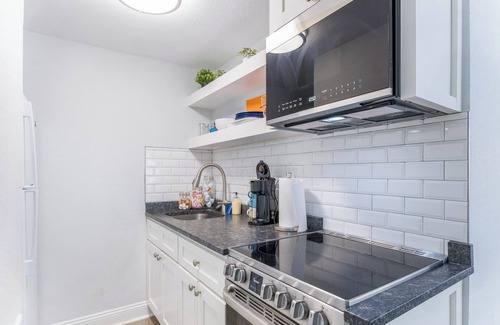 Helen Condo | Amelia's Apartment 2b/1ba Wi-Fi, TV, Kitchen, W/D, Patio