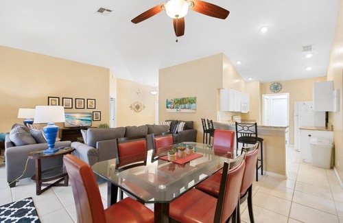 Central Naples House | Amenities, Pickleball, Tennis, etc! Ideal for Family Vacations! Sleeps up to 10!