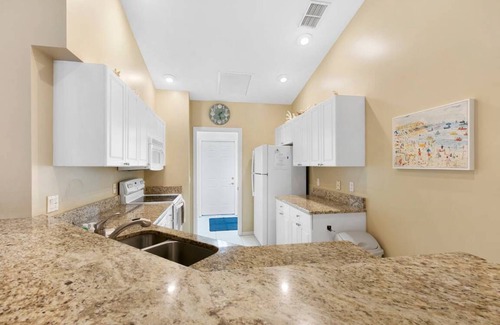 Central Naples House | Amenities, Pickleball, Tennis, etc! Ideal for Family Vacations! Sleeps up to 10!