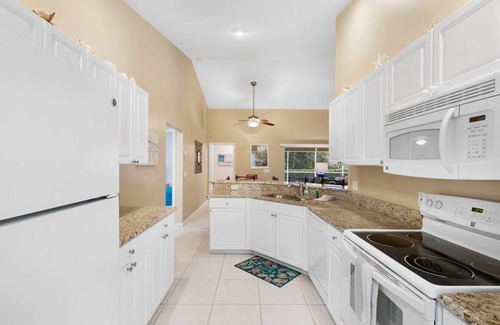 Central Naples House | Amenities, Pickleball, Tennis, etc! Ideal for Family Vacations! Sleeps up to 10!