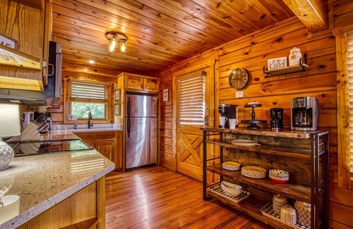 Gatlinburg - Pigeon Forge Cabin | American Adventure STARR CREST RESORT, Great Mnt Views! 3BD/3BA-2 Hot Tubs!