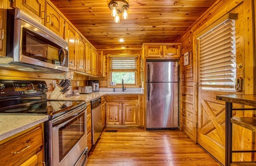 Gatlinburg - Pigeon Forge Cabin | American Adventure STARR CREST RESORT, Great Mnt Views! 3BD/3BA-2 Hot Tubs!
