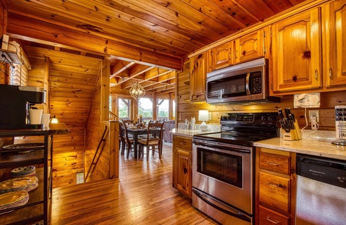 Gatlinburg - Pigeon Forge Cabin | American Adventure STARR CREST RESORT, Great Mnt Views! 3BD/3BA-2 Hot Tubs!