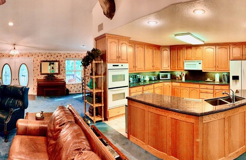 Island Park Cabin | American Bison Lodge+10Miles2YNP+Hottub+Wifi+AC