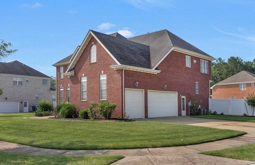 Virginia Beach House | American Colonial House near beach waterfront & shopping center