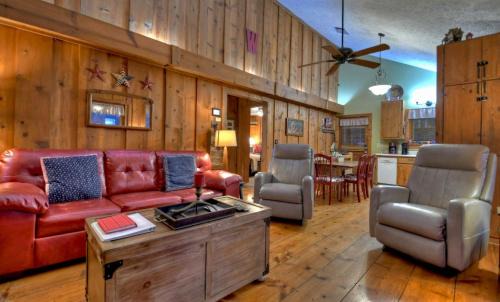 Blue Ridge Villa | American Dream Americana decor close to downtown Blue Ridge