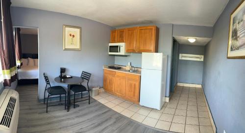 Groves Hotel | Americas Best Value Inn and Suites Groves