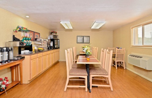 Iola Hotel | Americas Best Value Inn Iola