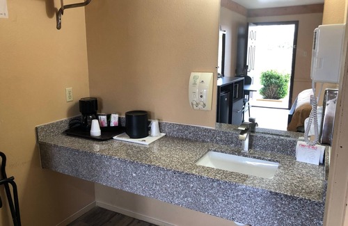 Junction Hotel | Americas Best Value Inn The Legends Inn