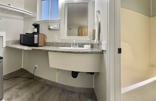 Westminster Triangle Hotel | Americas Inn and Suite