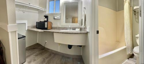 Westminster Triangle Hotel | Americas Inn & Suite