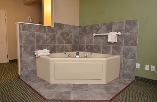 Greater South Side Hotel | AmericInn by Wyndham Des Moines Airport