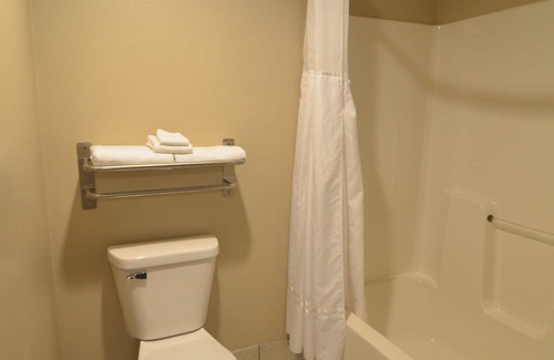 Greater South Side Hotel | AmericInn by Wyndham Des Moines Airport