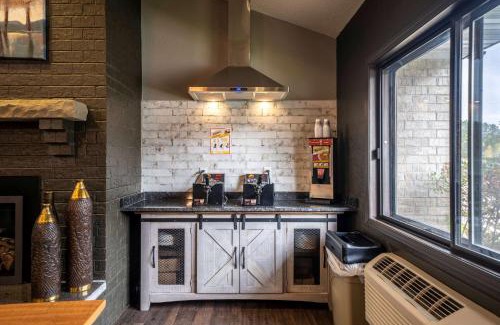Grand Rapids Hotel | AmericInn by Wyndham Grand Rapids