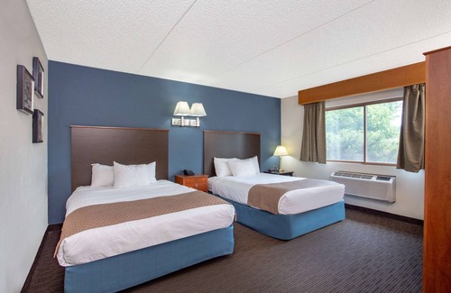 Howard Hotel | AmericInn by Wyndham Green Bay West
